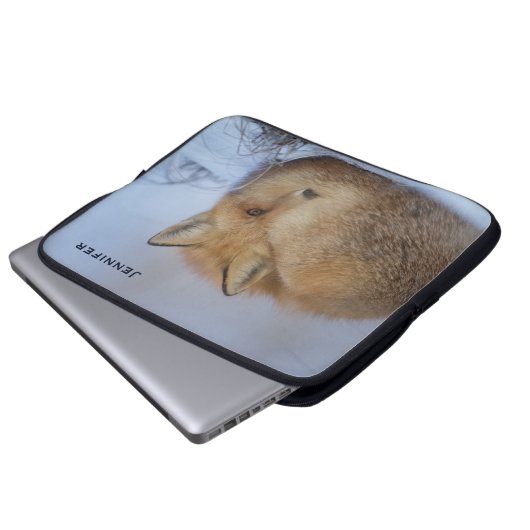 Niedlicher Fox hat das Foto im Winter aufgerissen Laptopschutzhülle (Vorne Knopf)