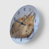 Niedlicher Fox hat das Foto im Winter aufgerissen Runde Wanduhr (Winkel)