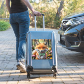 Niedlicher Fox mit einem grünen und rosa Bug Aufkleber (Koffer Insitu)