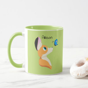 Niedlicher Fox mit Schmetterling-Cartoon und Name Tasse