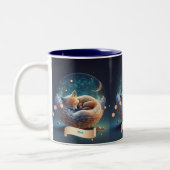 Niedlicher Fox Schlafen in Globe Sterne Moon Perso Zweifarbige Tasse (Links)