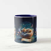 Niedlicher Fox Schlafen in Globe Sterne Moon Perso Zweifarbige Tasse (Mittel)