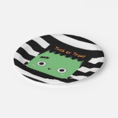 Niedlicher frankensteinischer Trick oder gestreift Pappteller (Schrägansicht)