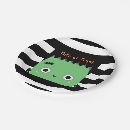 Niedlicher frankensteinischer Trick oder gestreift Pappteller (Schrägansicht)