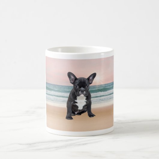 Niedlicher französischer Bulldog Beach Kaffeetasse (Mittel)