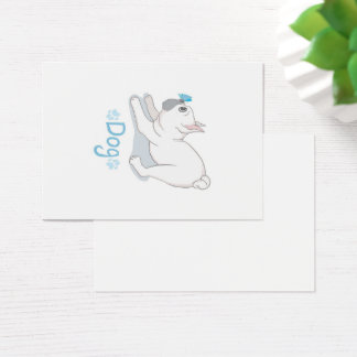 Niedlicher französischer Bulldog mit Schmetterling