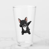 Niedlicher französischer Bulldog trinken Glas (Vorderseite)
