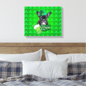 Niedlicher French Bulldog Welppy Hat St. Patrick D Leinwanddruck (Insitu (Schlafzimmer))