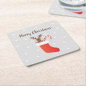 Niedlicher froher Weihnachtsmann in einem roten St Rechteckiger Pappuntersetzer (angewinkelt)