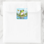 Niedlicher Frosch auf einem Lily Pad Quadratischer Aufkleber (Tasche)