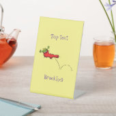 Niedlicher Frosch in einem roten Cartoon Sockelschild (In SItu)