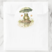 Niedlicher Frosch mit einem Regenschirm am See Runder Aufkleber (Tasche)