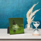 Niedlicher Frosch mit einem Schmetterling auf der  Fotoplatte (InSitu)