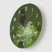 Niedlicher Frosch mit einem Schmetterling auf der  Große Wanduhr (Winkel)