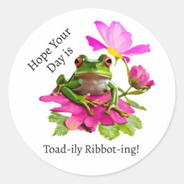 Niedlicher Frosch oder Toad Puff auf rosa Blume Runder Aufkleber