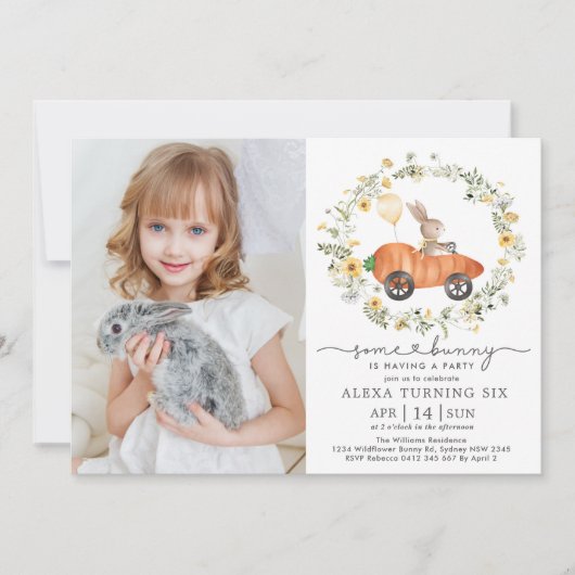 Niedlicher Frühling Bunny Rabbit Wildblume Geburts Einladung (Vorderseite)