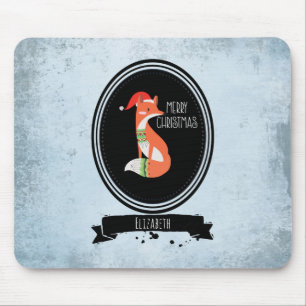 Niedlicher Fuchs in Weihnachtsmütze in einem schwa Mousepad