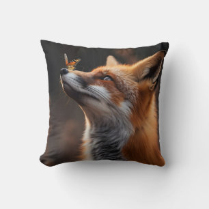 Niedlicher Fuchs mit Schmetterling auf der Nase Kissen
