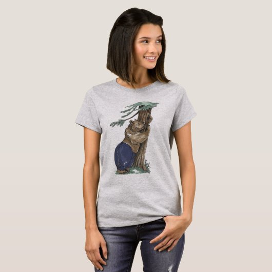 Niedlicher Funny Whimsical Tree umarmender Bär im T-Shirt (Vorne ganz)