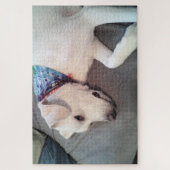 Niedlicher Funny White Puppy Brooding auf Couch Puzzle (Vertikal)