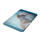 Niedlicher Furry Fox auf Blue Grunge Hintergrund Badematte (Schrägansicht)