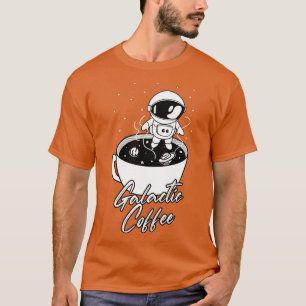 Niedlicher galaktischer Kaffee-Astronaut im Weltra T-Shirt