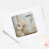 Niedlicher gegossener Bär Rustikales Holzwandgesch Quadratischer Aufkleber (Umschlag)