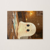 Niedlicher Geist, der ein Puzzle macht (Horizontal)