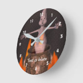 Niedlicher Geist und Flammen Cauldron Personalisie Runde Wanduhr (Winkel)