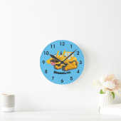 Niedlicher gelber Bulldozer-Comiczeichner Runde Wanduhr (Zuhause)