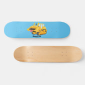 Niedlicher gelber Bulldozer-Comiczeichner Skateboard (Horizontal)