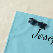 Niedlicher Gentoo Pinguin mit einer Weihnachtsmann Strandtuch (Beispiel)