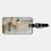 Niedlicher gepolsterter Bär Rustikale Holzwand Gepäckanhänger (Vorderseite horizontal)