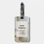 Niedlicher gepolsterter Bär Rustikale Holzwand Gepäckanhänger (Rückseite vertikal)