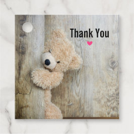 Niedlicher gepolsterter Bär Rustikale Holzwand Geschenkanhänger