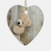 Niedlicher gepolsterter Bär Rustikale Holzwand Keramik Ornament (Rechts)