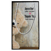 Niedlicher gepolsterter Bär Rustikale Holzwand Kleine Geschenktüte (Rückseite)