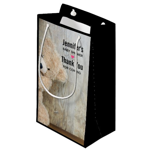 Niedlicher gepolsterter Bär Rustikale Holzwand Kleine Geschenktüte (Vorderseite Schrägansicht)