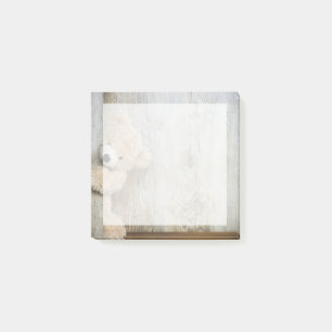 Niedlicher gepolsterter Bär Rustikale Holzwand Post-it Klebezettel