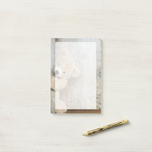 Niedlicher gepolsterter Bär Rustikale Holzwand Post-it Klebezettel (Auf Schreibtisch)