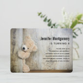 Niedlicher gepolsterter Bär Rustikaler Holzboden G Einladung (Stehend Vorderseite)