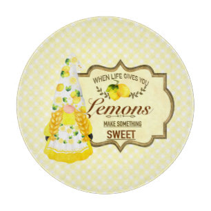 Niedlicher Girl Gnome und Zitronen Schneidebrett