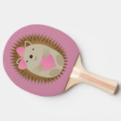 Niedlicher Girl-Igel umarmt ein rosa Herz Tischtennis Schläger (Seitenansicht)