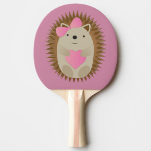 Niedlicher Girl-Igel umarmt ein rosa Herz Tischtennis Schläger