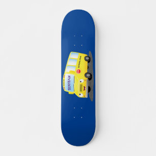 Niedlicher glücklicher gelber Schulbus Cartoon Skateboard