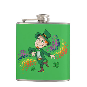 Niedlicher glücklicher lächelnder tanzender Leprec Flachmann
