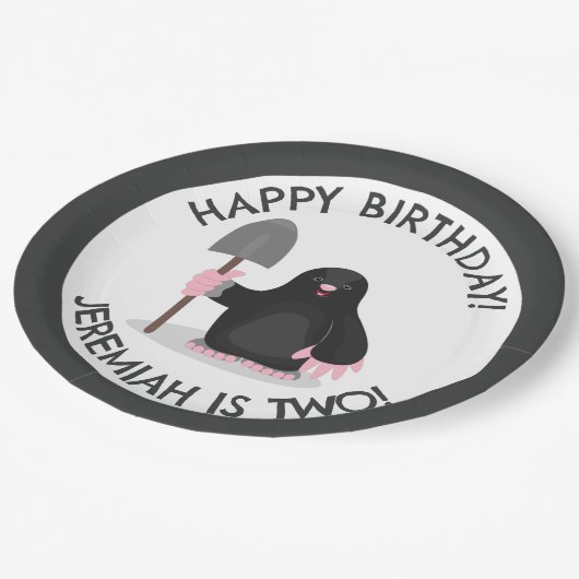 Niedlicher glücklicher Maulwurf personalisierter C Pappteller (Schrägansicht)