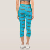 Niedlicher, glücklicher Seemänner Plesiosaurier-Ca Capri Leggings (Rückseite)