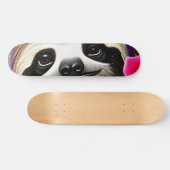 Niedlicher Glücksbringer mit Blume Skateboard (Horizontal)