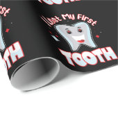 Niedlicher Glückwunsch an den ersten Platz Geschenkpapier (Rolleneckpunkt)